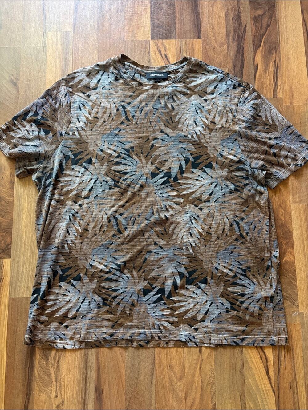 Express Men's Brown and Black Tropical Leaf Crew Neck Tee Size XL